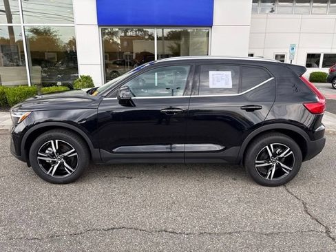 Used 2025 Volvo XC40 B5 Core AWD/4WD image 2