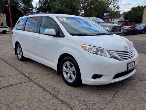 Used 2017 Toyota Sienna LE FWD image 3