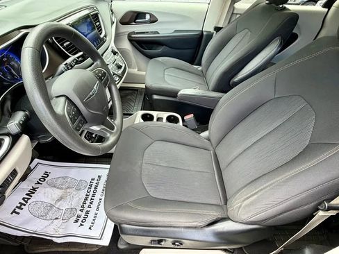 Used 2017 Chrysler Pacifica Touring FWD image 11