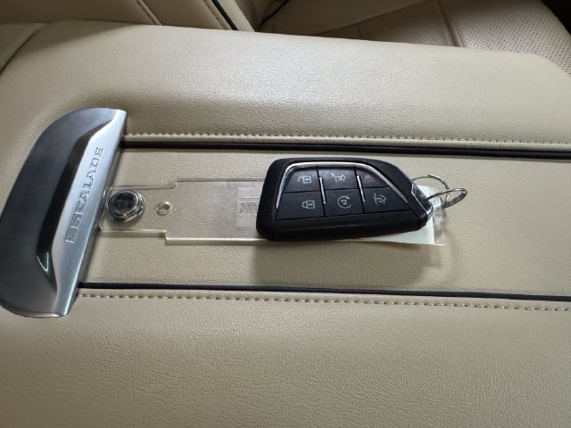 Used 2023 Cadillac Escalade Premium Luxury AWD/4WD image 33