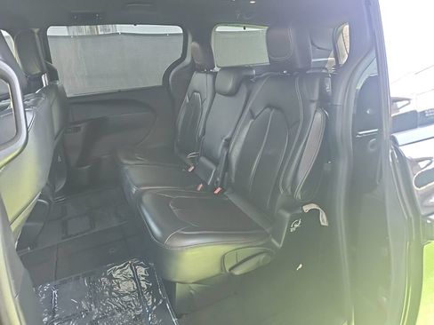 Used 2018 Chrysler Pacifica Touring-L w/ Premium Audio Group FWD image 33