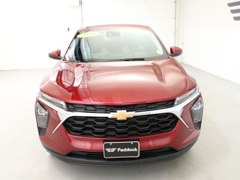 Used 2024 Chevrolet Trax LS w/ LS Convenience Package FWD image 3