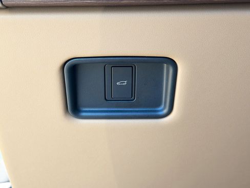 Used 2025 Land Rover Range Rover SE image 34