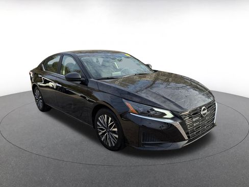 Used 2025 Nissan Altima 2.5 SV image 1