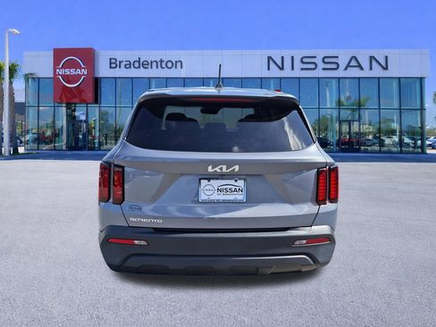 Used 2023 Kia Sorento LX FWD image 6