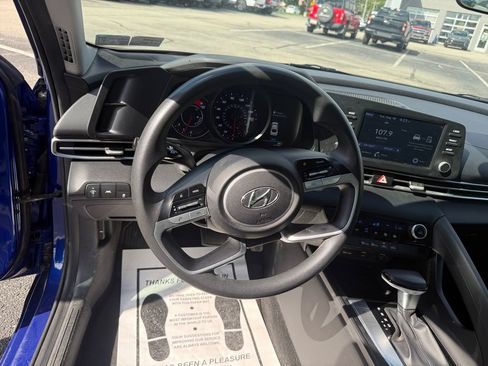 Used 2021 Hyundai Elantra SEL FWD image 15