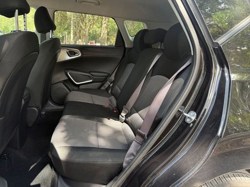 Used 2025 Kia Soul LX w/ LX Technology Package FWD image 36