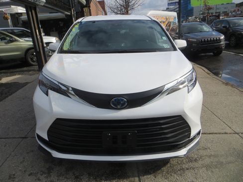 Used 2025 Toyota Sienna LE image 2