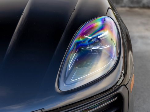 Certified 2025 Porsche Macan image 16