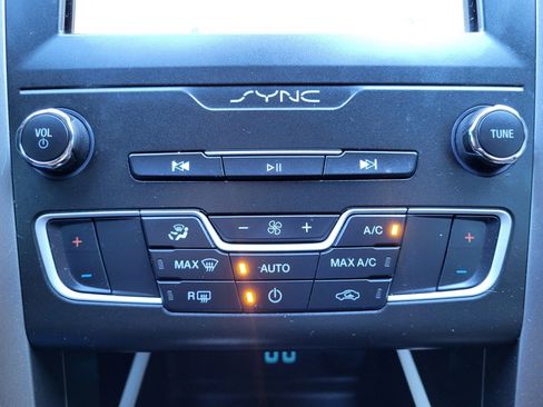 Used 2020 Ford Fusion SE image 35