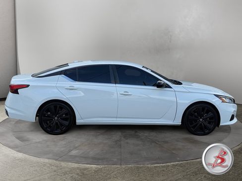 Used 2022 Nissan Altima 2.5 SR FWD image 8