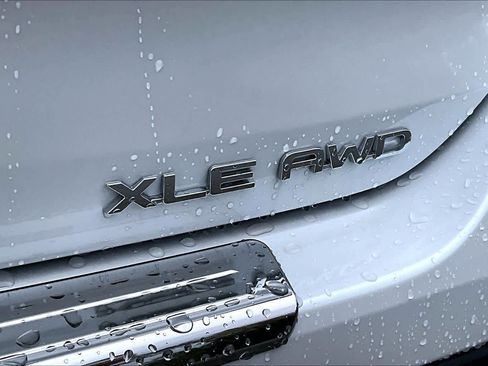 Used 2024 Toyota Highlander XLE image 9