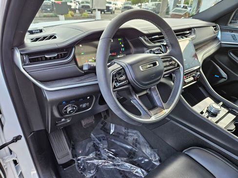 Used 2023 Jeep Grand Cherokee Overland w/ Luxury Tech Group IV image 23