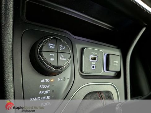 Used 2019 Jeep Cherokee Trailhawk w/ Cold Weather Group AWD/4WD image 23