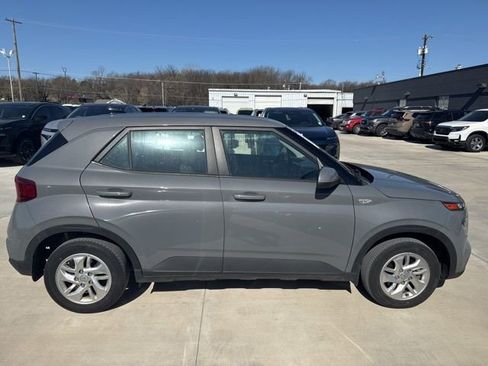 Used 2022 Hyundai Venue SE image 7