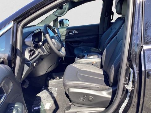 New 2026 Chrysler Voyager LX image 10