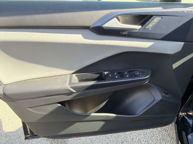 Certified 2023 Volkswagen Taos SE w/ Panoramic Sunroof Package FWD image 12