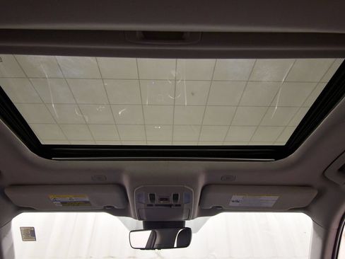 Used 2024 Toyota Highlander XLE AWD/4WD image 16
