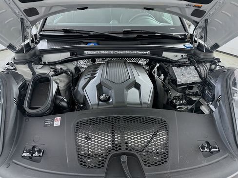 Certified 2026 Porsche Macan image 32