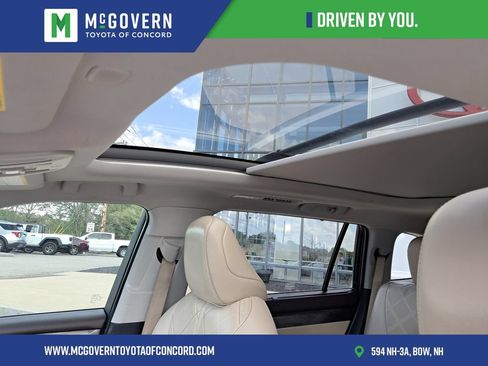 Used 2022 Toyota Highlander Platinum AWD/4WD image 16