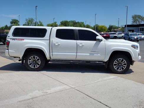 Used 2021 Toyota Tacoma TRD Sport w/ TRD Premium Sport Package AWD/4WD image 15