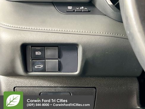 Used 2021 Toyota Highlander XLE image 19