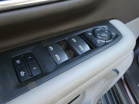 Used 2023 GMC Yukon SLT w/ SLT Premium Package image 28