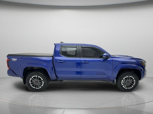 Used 2025 Toyota Tacoma TRD Sport w/ TRD Sport Upgrade Package AWD/4WD image 4