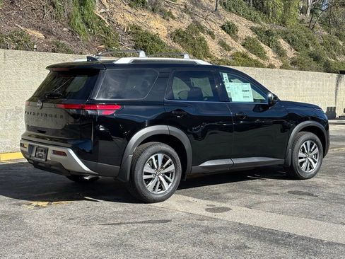 New 2025 Nissan Pathfinder SL w/ Black Appearance Package image 3