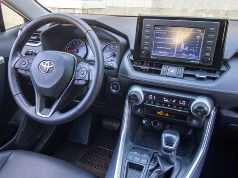 Used 2020 Toyota RAV4 XLE Premium FWD image 23