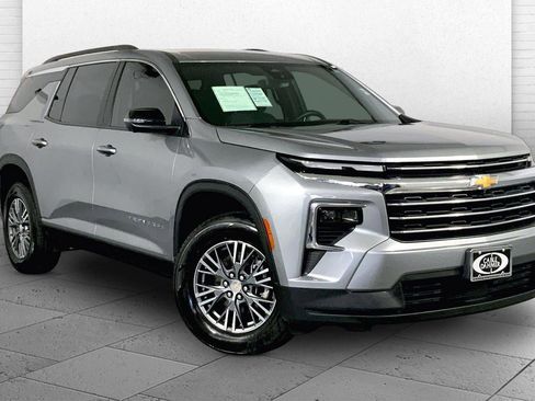 Used 2024 Chevrolet Traverse LT AWD/4WD image 1