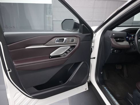 Used 2025 Ford Explorer Platinum RWD image 16