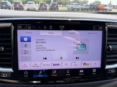 Used 2025 Chrysler Pacifica Select FWD image 27