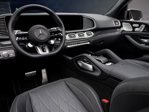 Used 2025 Mercedes-Benz GLS 63 AMG 4MATIC image 2