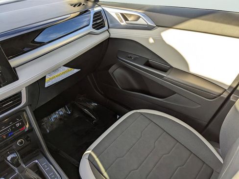 New 2026 Volkswagen Taos SE FWD image 14