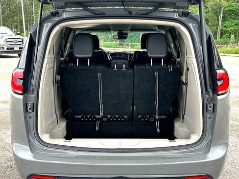 Used 2022 Chrysler Pacifica Touring-L w/ Uconnect Theater Family Group image 32