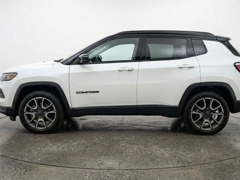 Used 2025 Jeep Compass Trailhawk image 5