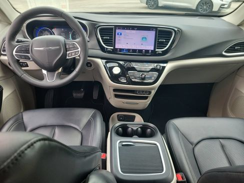 Used 2024 Chrysler Pacifica Touring-L FWD image 10