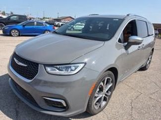 Certified 2024 Chrysler Pacifica Pinnacle w/ Trailer Tow Group FWD video 3