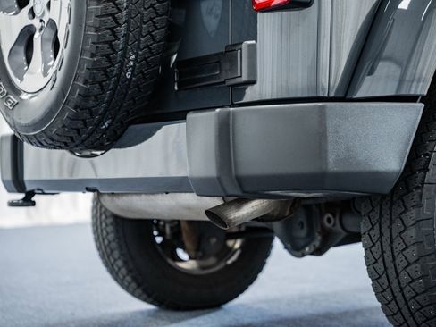 Used 2017 Jeep Wrangler Unlimited Sahara w/ Connectivity Group image 19