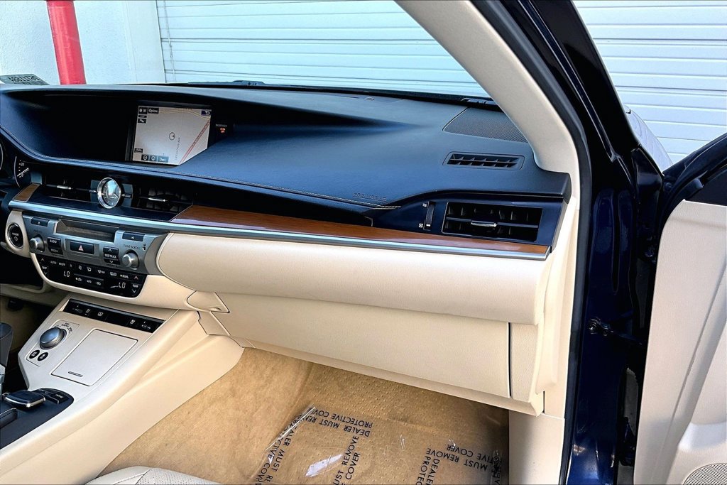 Used 2015 Lexus ES 300h w/ Navigation System Package FWD image 26
