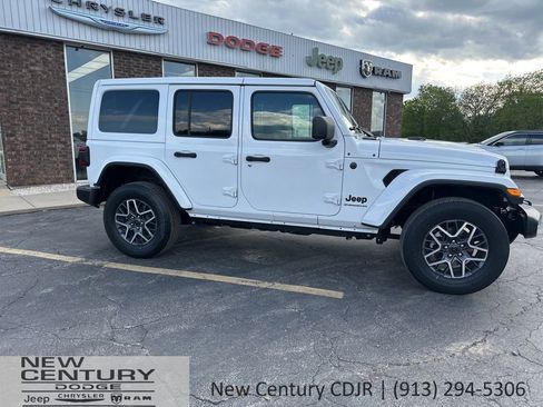 Used 2025 Jeep Wrangler Unlimited Sahara AWD/4WD image 4