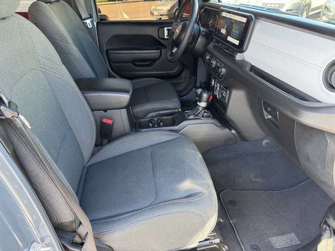 Used 2024 Jeep Wrangler Unlimited w/ Convenience Group AWD/4WD image 18