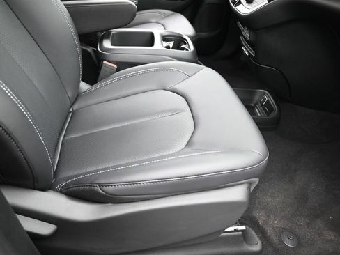 Used 2025 Chrysler Pacifica Select FWD image 39