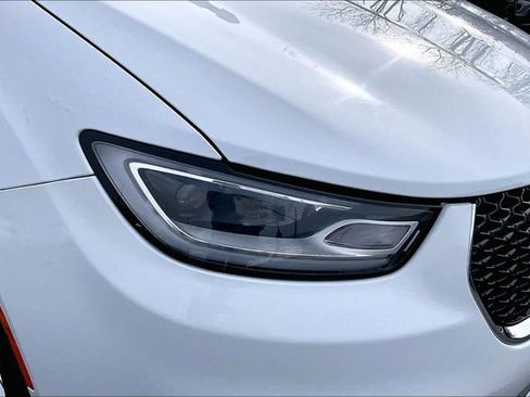 Used 2023 Chrysler Pacifica Touring-L FWD image 28