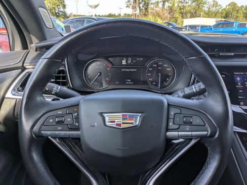 Used 2025 Cadillac XT6 Premium Luxury image 22