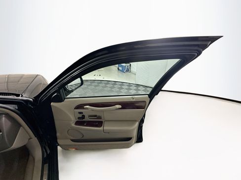 Used 2005 Lincoln Town Car Signature Limited RWD image 30