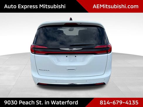 Used 2024 Chrysler Pacifica Touring-L FWD image 6