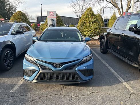 Used 2024 Toyota Camry SE image 3