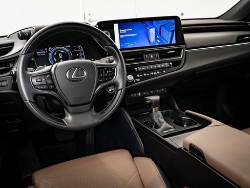 Certified 2025 Lexus ES 300h w/ Luxury Package image 4